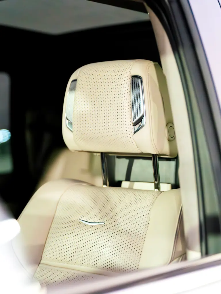 Cadillac Escalade Platinum 2021 Japanese Specs Brand New Condition - Image 11