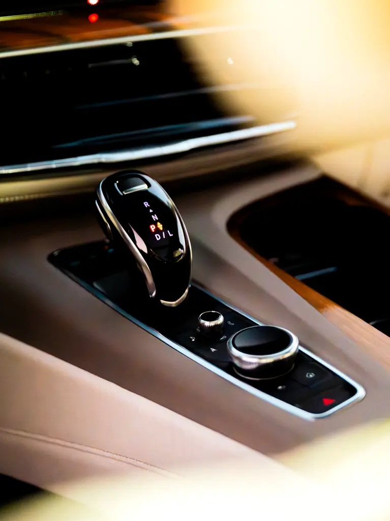 Cadillac Escalade Platinum 2021 Japanese Specs Brand New Condition - Image 9