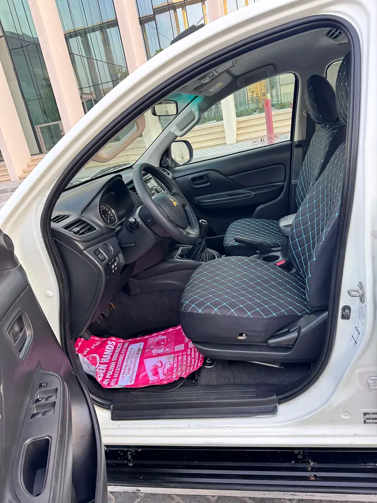 Mitsubishi L200 // Diesel Engine // 4 WD drive // power window // Good conditions - Image 9
