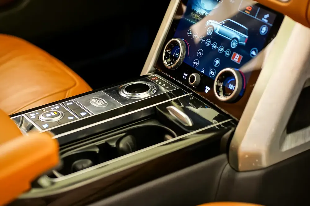 AED 2334 PM | RANGE ROVER AUTOBIOGRAPHY 2018 | FULL AGENCY HISTORY | 1 YEAR WARRANTY | GCC - Image 17