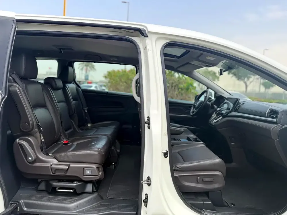 2018 Honda Odyssey Touring - GCC Specs - Perfect Family Car! - Image 11