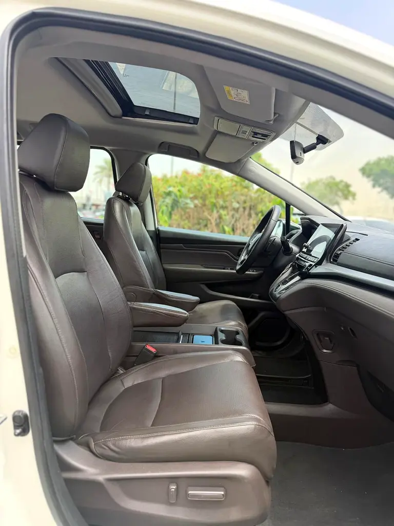 2018 Honda Odyssey Touring - GCC Specs - Perfect Family Car! - Image 13