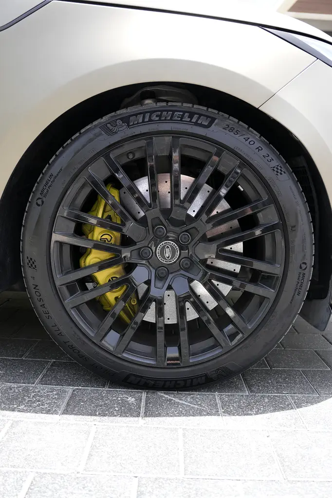 2024 Range Rover Sport SV | Warranty 2029 | 16,500 km | Full Service History | MENA Spec - Image 12