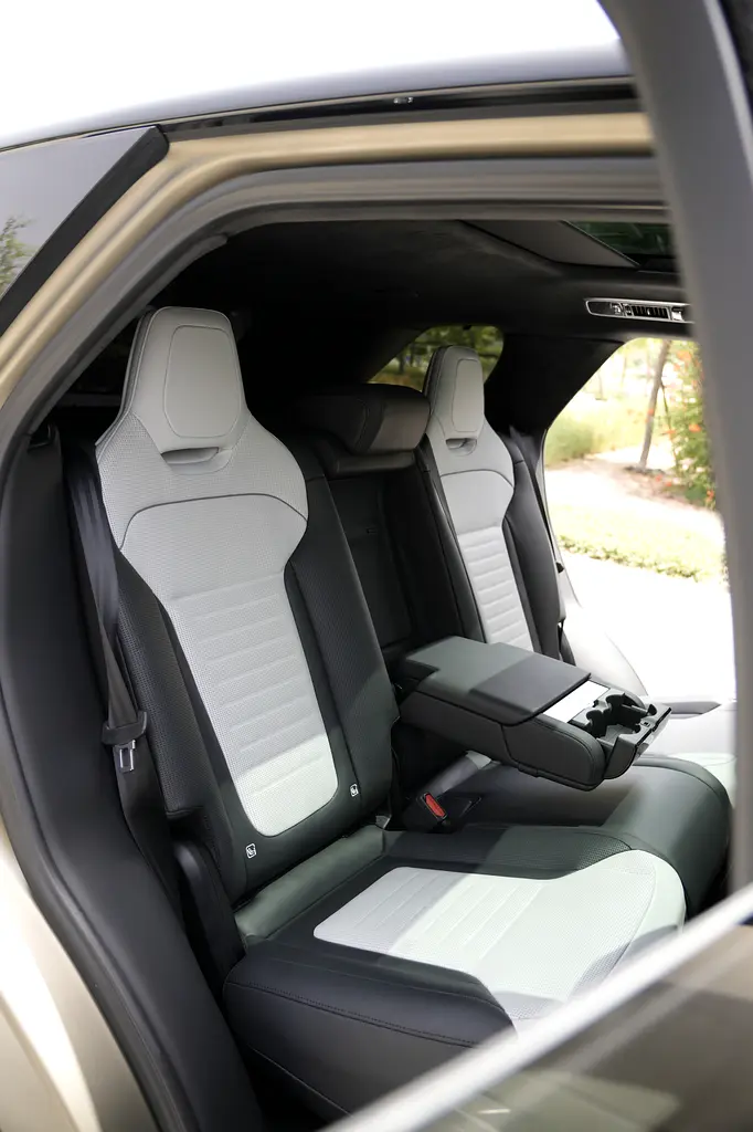 2024 Range Rover Sport SV | Warranty 2029 | 16,500 km | Full Service History | MENA Spec - Image 16