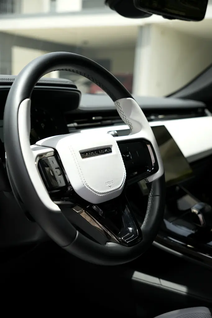 2024 Range Rover Sport SV | Warranty 2029 | 16,500 km | Full Service History | MENA Spec - Image 5
