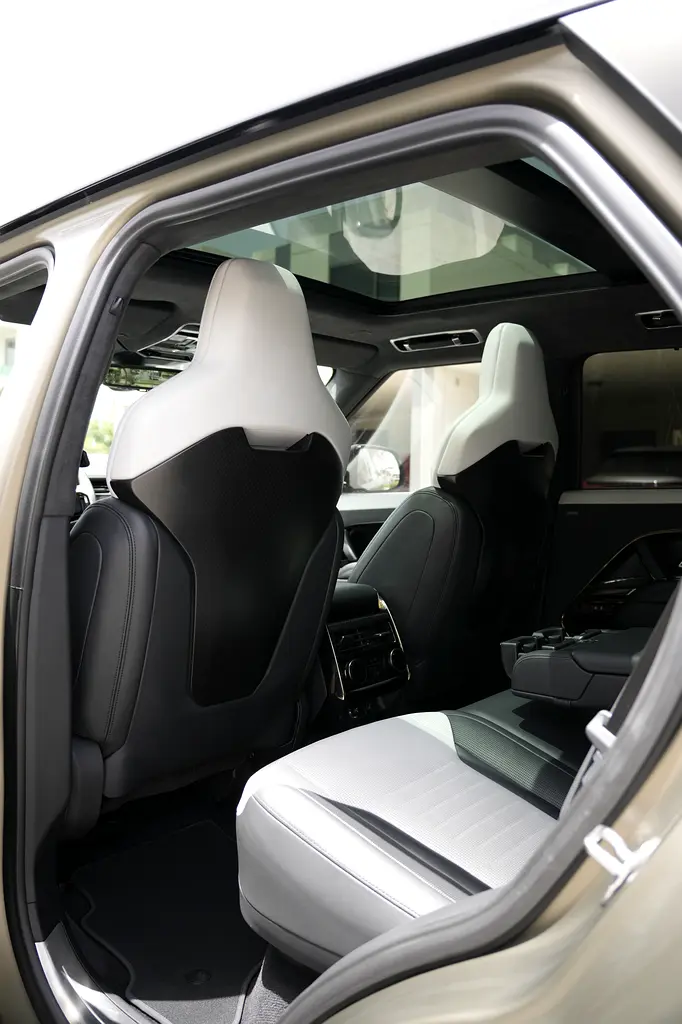 2024 Range Rover Sport SV | Warranty 2029 | 16,500 km | Full Service History | MENA Spec - Image 7