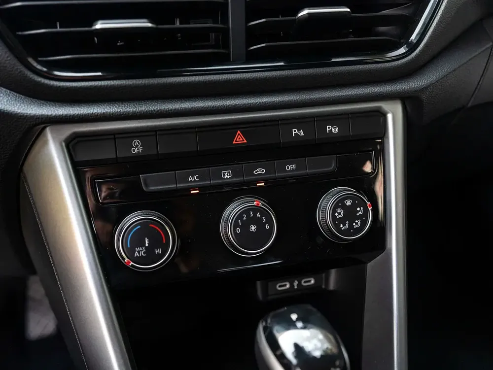 0% DOWN-PAYMENT | THE MAY ADVANTAGE | RELIABLE DAILY | T-ROC LIFE | WARRANTY - Image 12