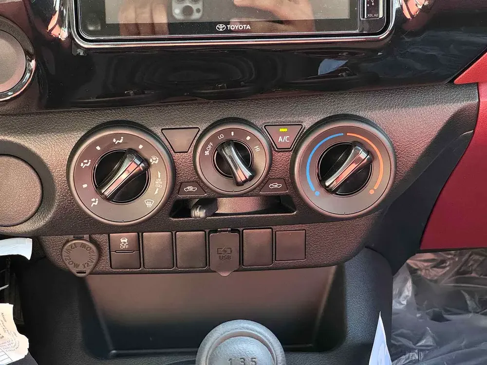 2025 TOYOTA HILUX D/C P/UP 4X2 2.7L PETROL BASIC PWR WIN BRAND NEW 0KM - Image 11