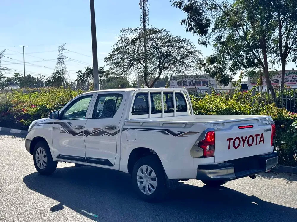 2025 TOYOTA HILUX D/C P/UP 4X2 2.7L PETROL BASIC PWR WIN BRAND NEW 0KM - Image 4
