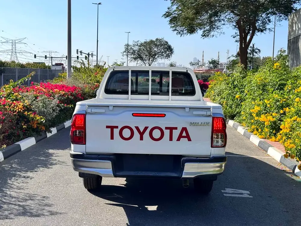 2025 TOYOTA HILUX D/C P/UP 4X2 2.7L PETROL BASIC PWR WIN BRAND NEW 0KM - Image 5