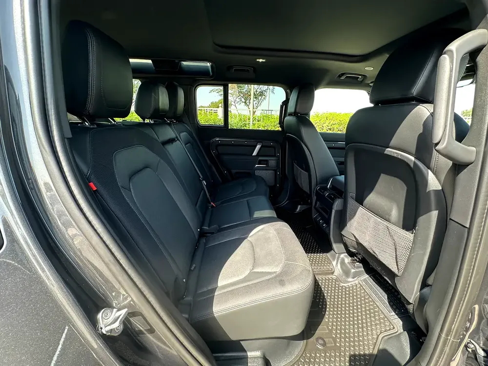 Land Rover Defender P400 2023 - Image 6