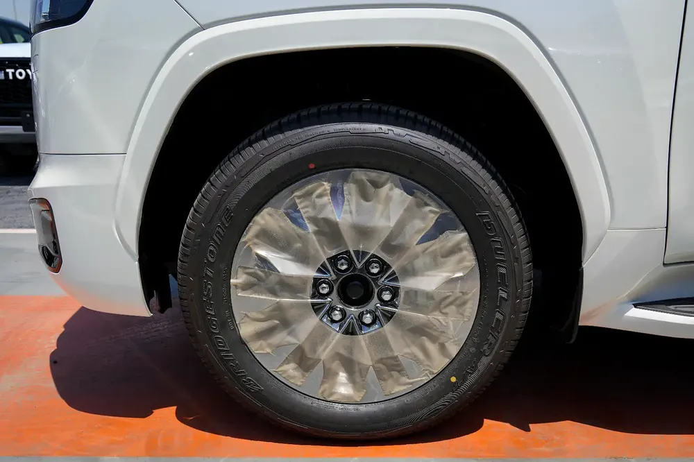 Toyota Land Cruiser GXR 3.5 HEV Hybrid GCC - Image 12