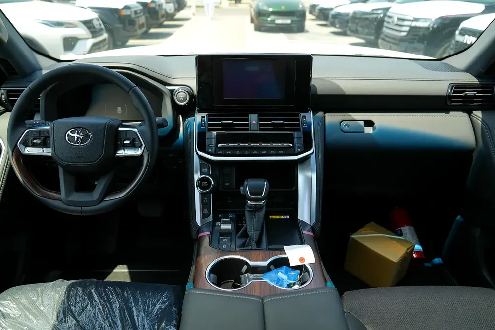 Toyota Land Cruiser GXR 3.5 HEV Hybrid GCC - Image 19