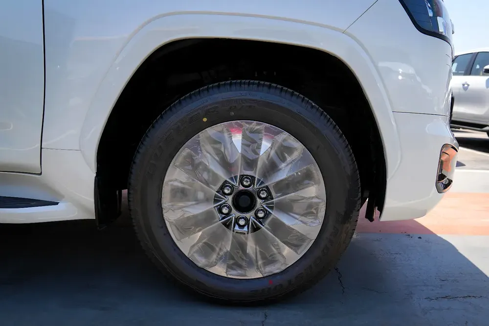 Toyota Land Cruiser GXR 3.5 HEV Hybrid GCC - Image 9