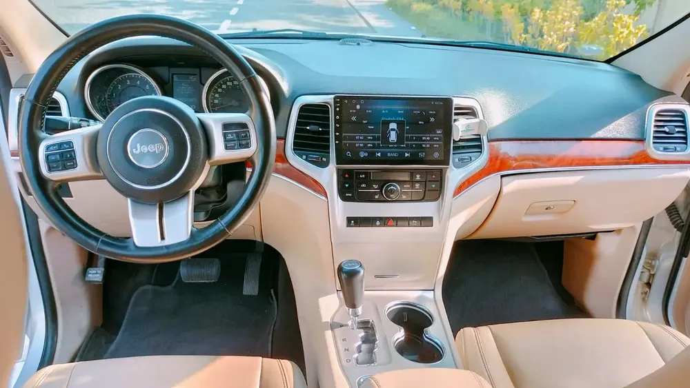 2011 JEEP GRAND CHEROKEE V6 - LIMITED - GCC SPECS - FULL OPTIONS - Image 5