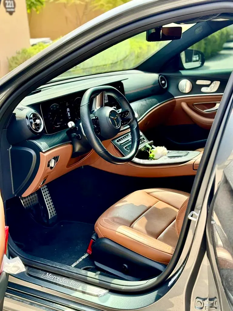 Mercedes Benz EClass E 300 2022 GCC Specs Full Service History and Service Contract and Warranty - Image 5