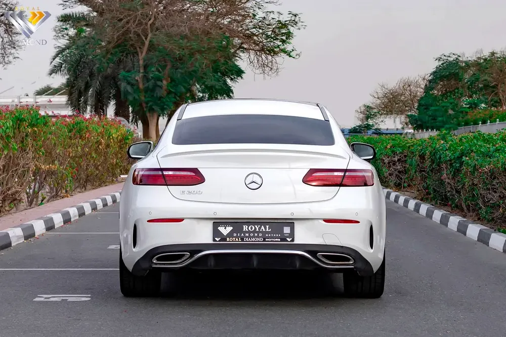 Mercedes Benz E200 Coupe 2023 GCC Under Warranty and Free Service From Agency - Image 4