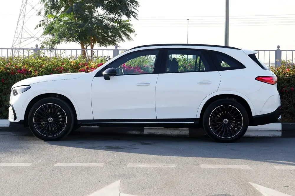 GLC 200 4MATIC NIGHT EDITION 2025 SUV 16,000 KM DEALER WARRANTY & SERVICE CONTRACT - Image 5