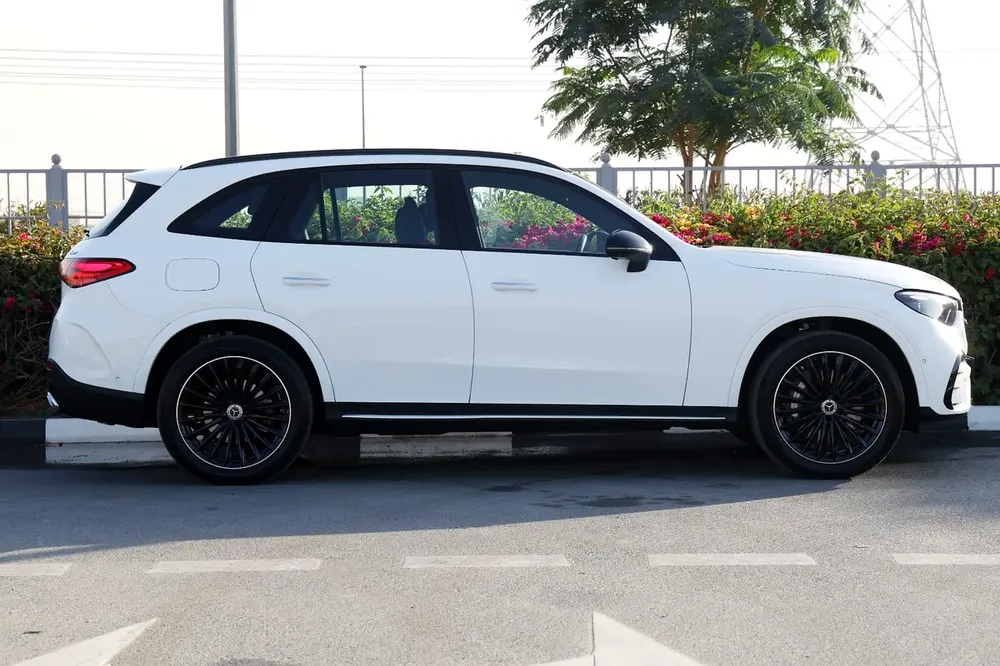 GLC 200 4MATIC NIGHT EDITION 2025 SUV 16,000 KM DEALER WARRANTY & SERVICE CONTRACT - Image 6