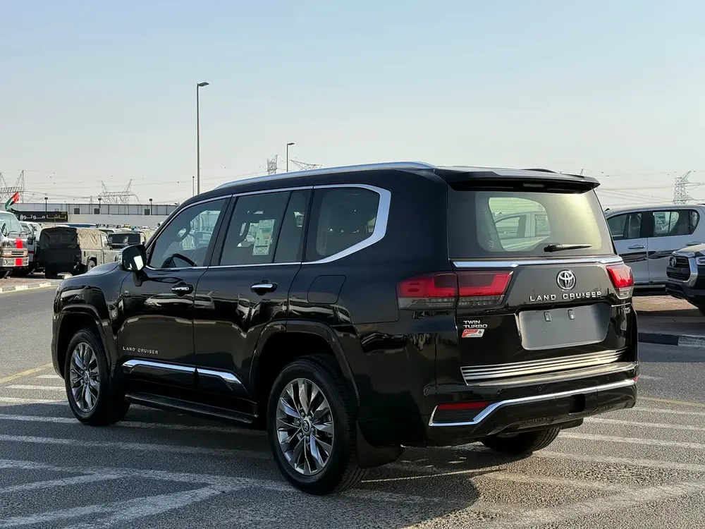 Toyota Land Cruiser VXR 2023 GCC Specs - Image 5