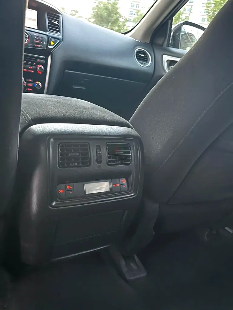 *CANADIAN SPEC* DRIVES GOOD * - Image 8