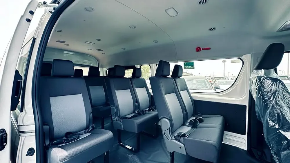 2.8 Diesel 13 Seats - Image 4