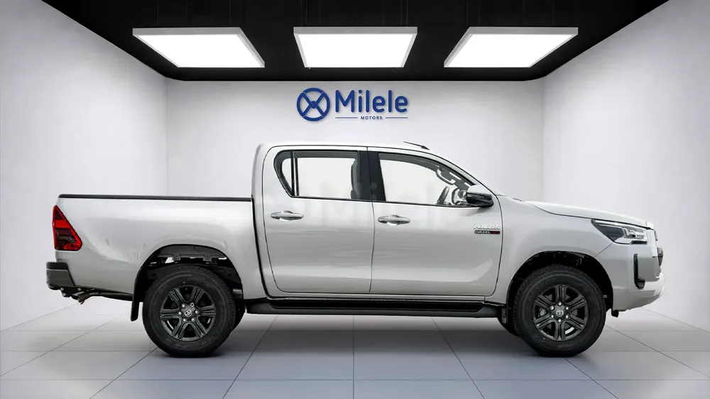 HILUX ADVENTURE | 2-YEAR WARRANTY + SERVICE AVAILABLE | IN-HOUSE FINANCING | 0% DOWNPAYMENT (BANK) - Image 4