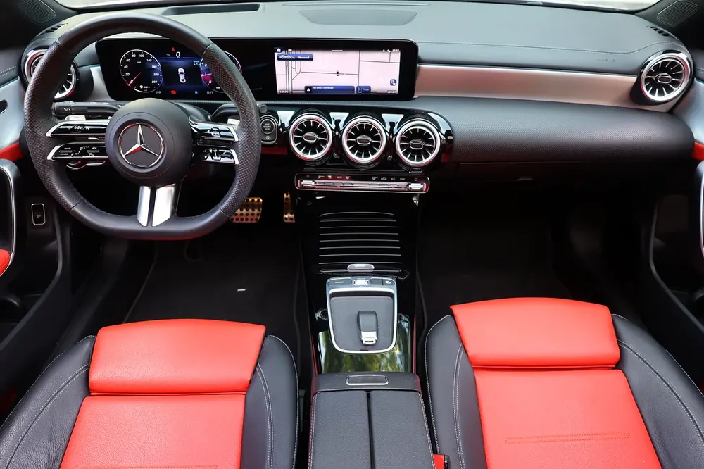 CLA250 4MATIC - GCC SPECS - 5 YEARS WARRANTY / SERVICE 105,000 KM - ACCIDENT FREE - - Image 16