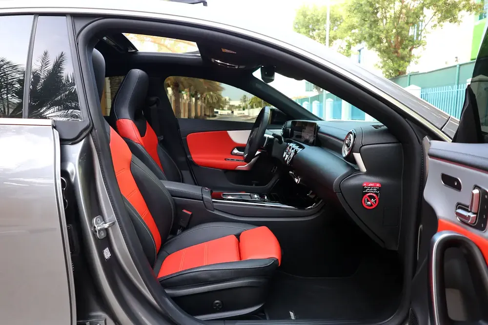 CLA250 4MATIC - GCC SPECS - 5 YEARS WARRANTY / SERVICE 105,000 KM - ACCIDENT FREE - - Image 18