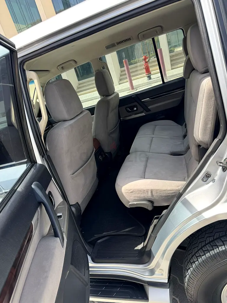 Pajero 2015 GLS MID GCC 1st owner - Image 10