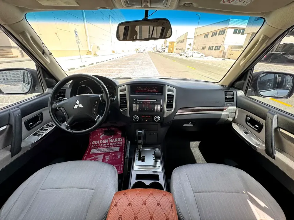 Pajero 2015 GLS MID GCC 1st owner - Image 11