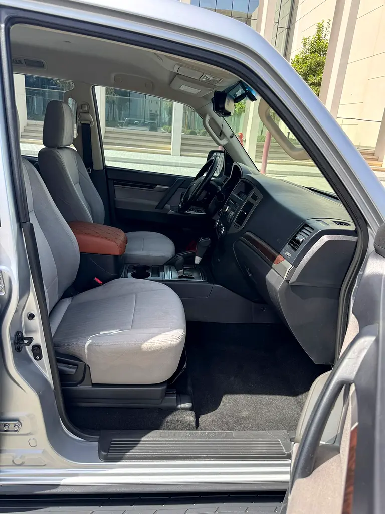 Pajero 2015 GLS MID GCC 1st owner - Image 12