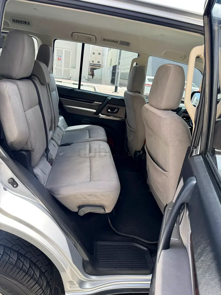 Pajero 2015 GLS MID GCC 1st owner - Image 13