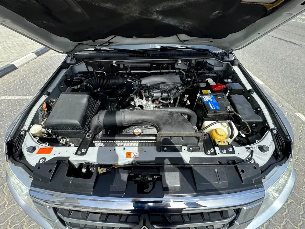 Pajero 2015 GLS MID GCC 1st owner - Image 15