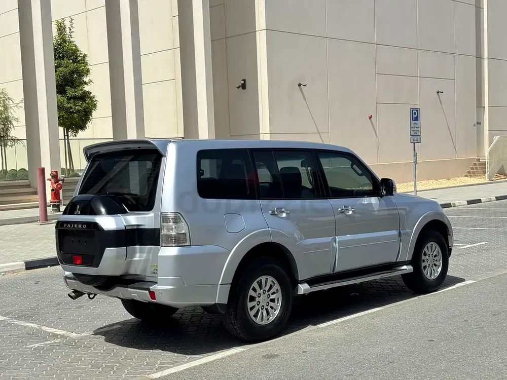 Pajero 2015 GLS MID GCC 1st owner - Image 4