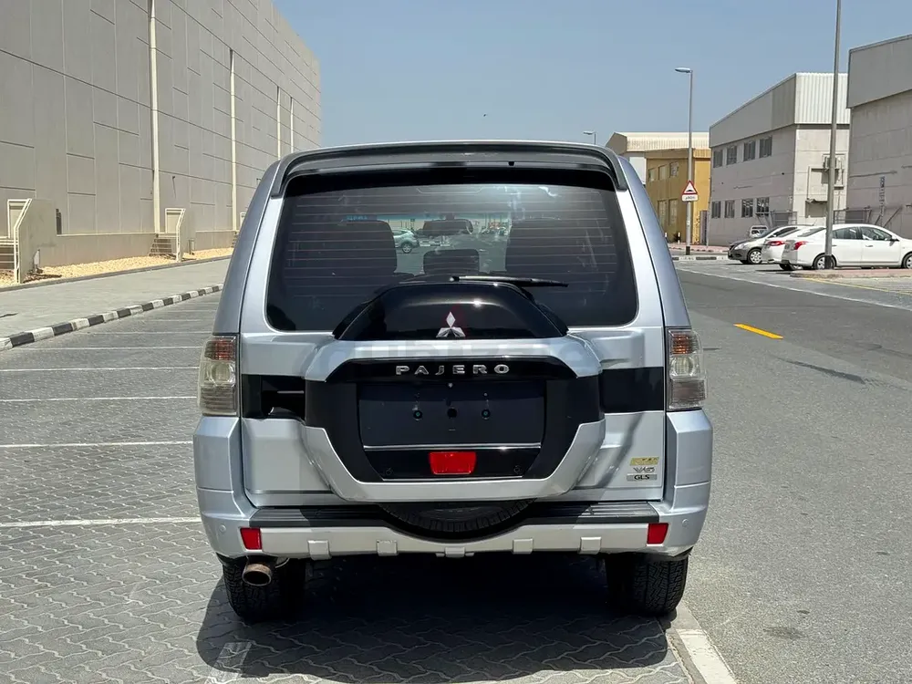 Pajero 2015 GLS MID GCC 1st owner - Image 5