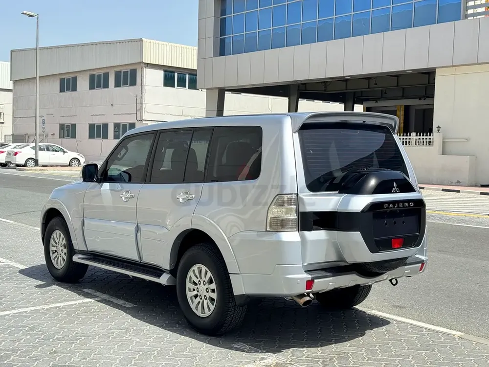 Pajero 2015 GLS MID GCC 1st owner - Image 6