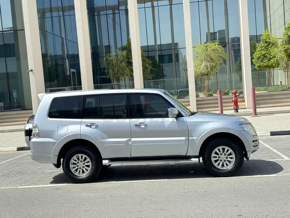Pajero 2015 GLS MID GCC 1st owner - Image 7