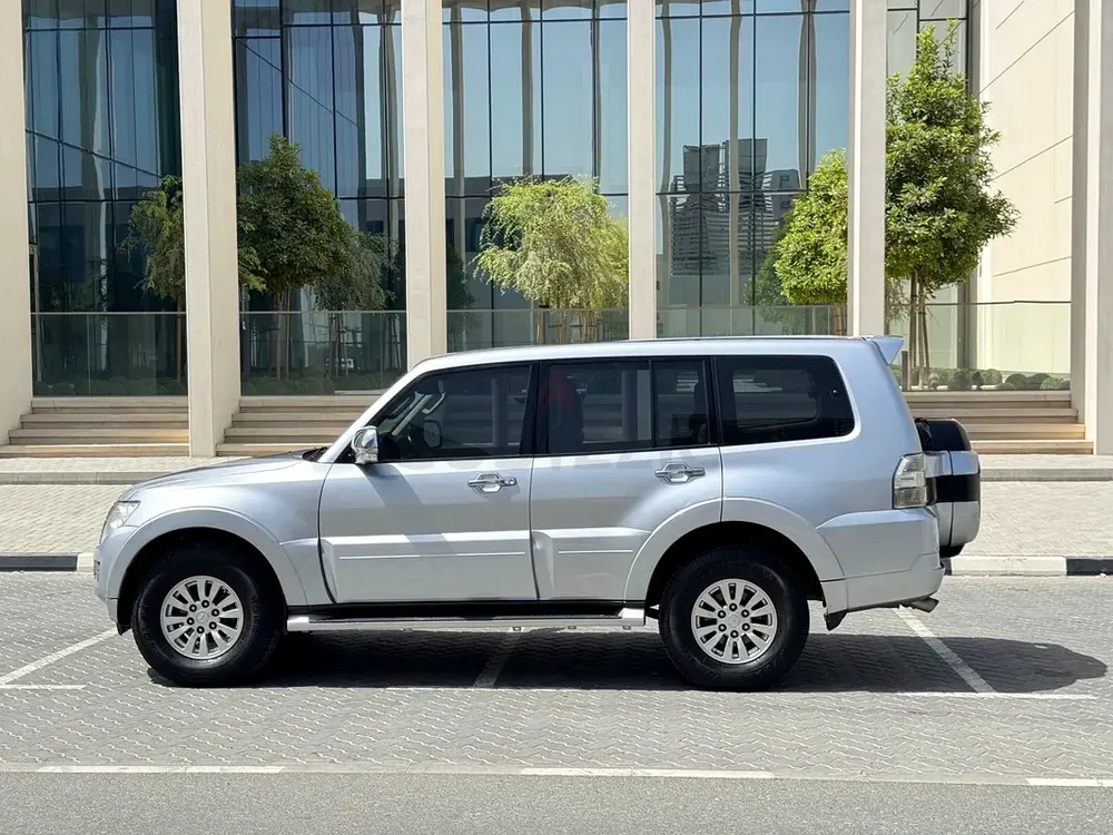 Pajero 2015 GLS MID GCC 1st owner - Image 8