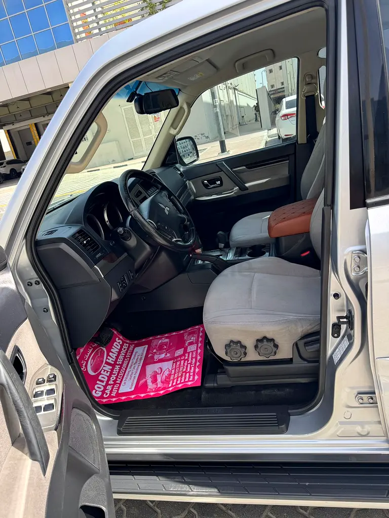 Pajero 2015 GLS MID GCC 1st owner - Image 9