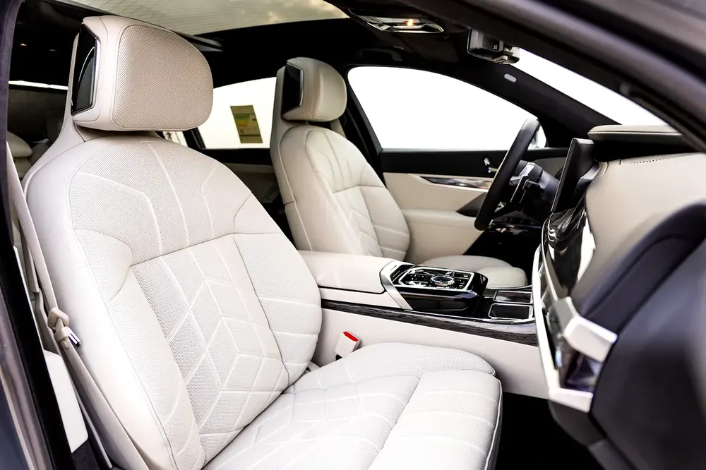 BMW 740i M Sport Individual – 2026 | GCC | Only 2,050 KM | 2 Years Warranty | AED 449,000 - Image 11