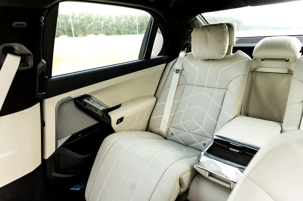 BMW 740i M Sport Individual – 2026 | GCC | Only 2,050 KM | 2 Years Warranty | AED 449,000 - Image 18