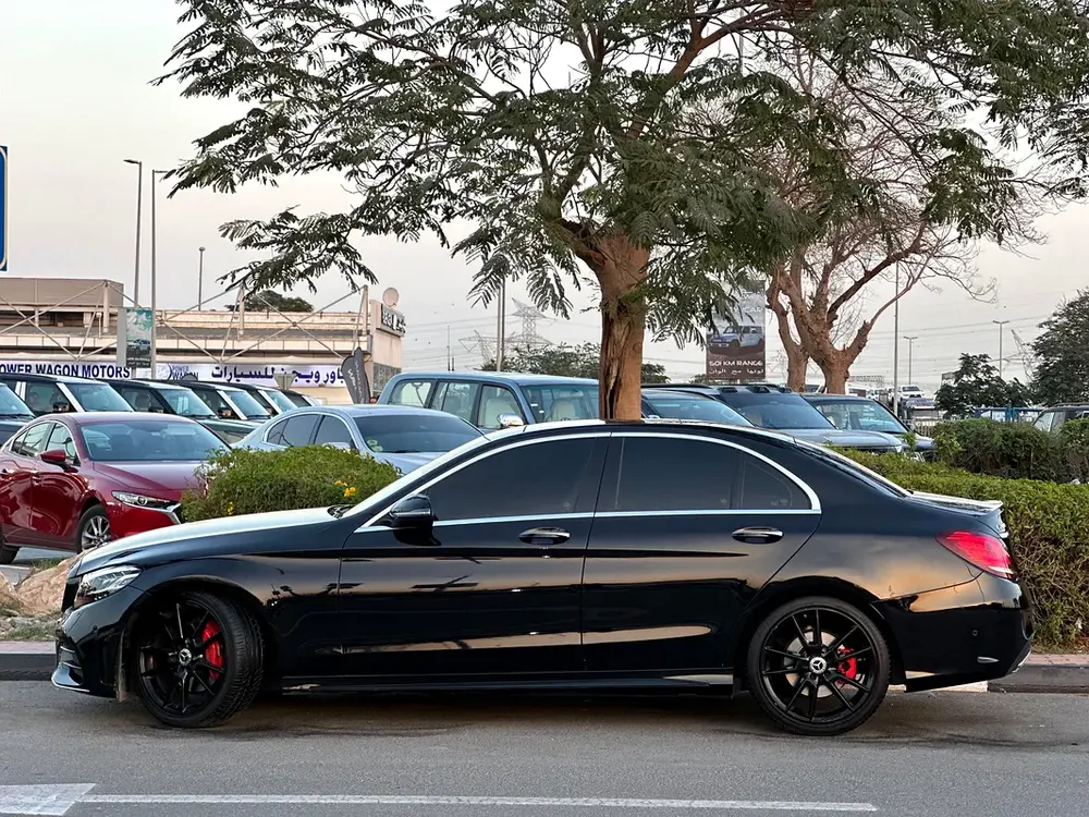 MERCEDES-BENZ C200 2019 GCC FULL OPTION NO PAINT FULL SERVICE - Image 4