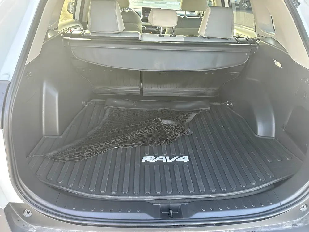 2025 Toyota RAV4 XLE - Image 12