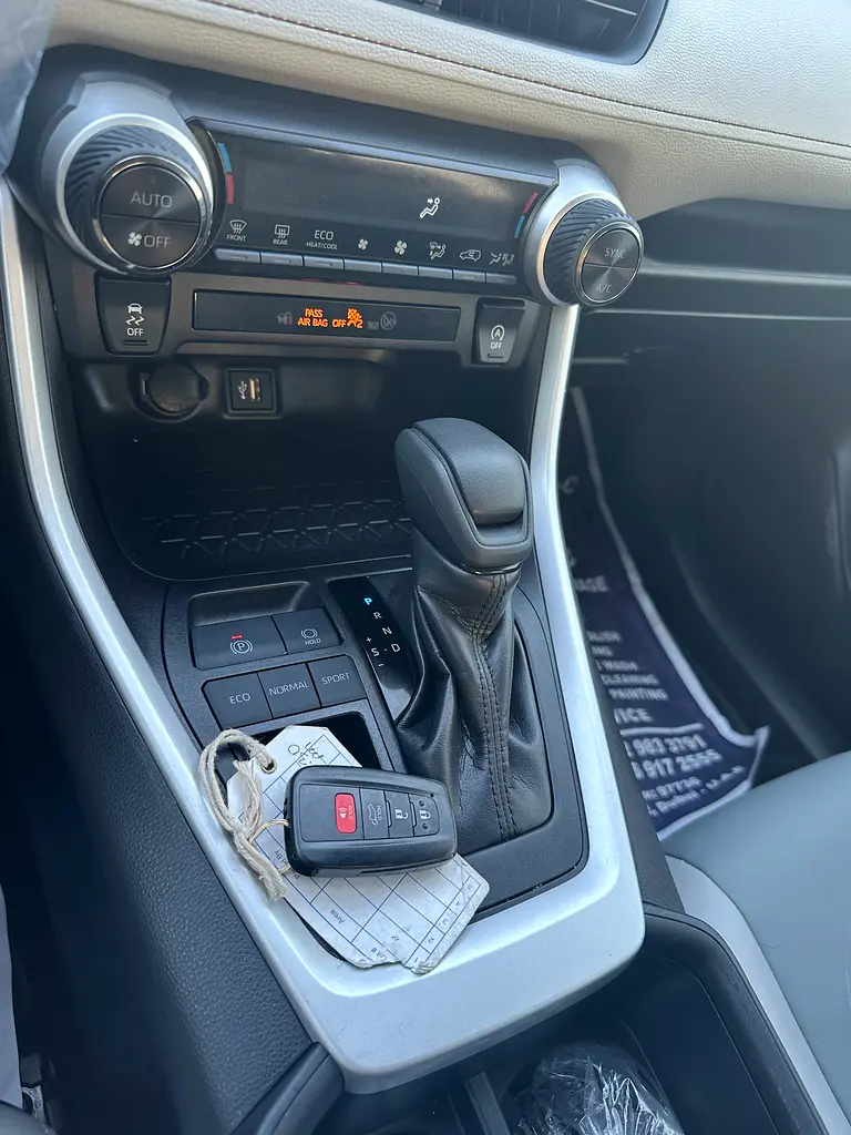 2025 Toyota RAV4 XLE - Image 16