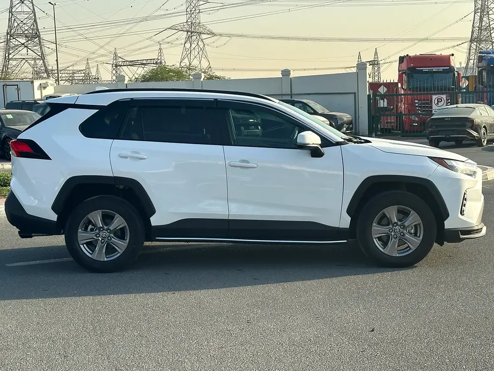 2025 Toyota RAV4 XLE - Image 5