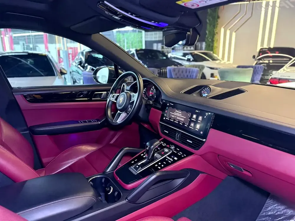 2023 Porsche Cayenne Coupe - GCC Specs - Full service history available - Image 10