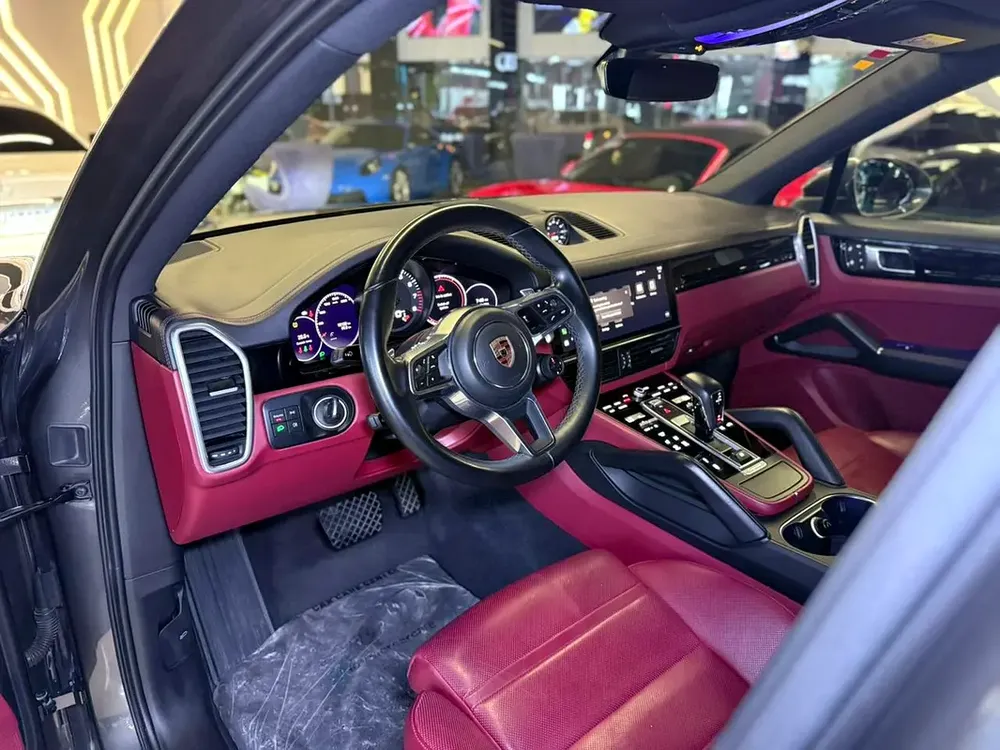 2023 Porsche Cayenne Coupe - GCC Specs - Full service history available - Image 12