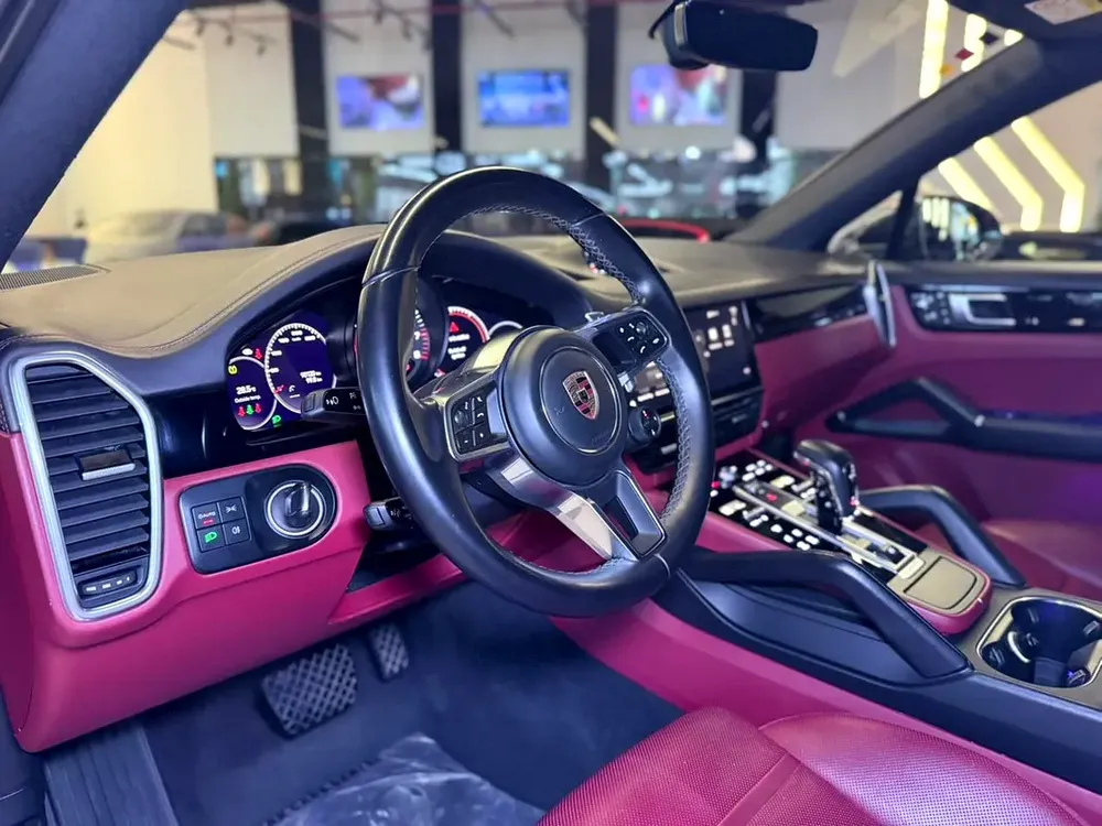2023 Porsche Cayenne Coupe - GCC Specs - Full service history available - Image 13