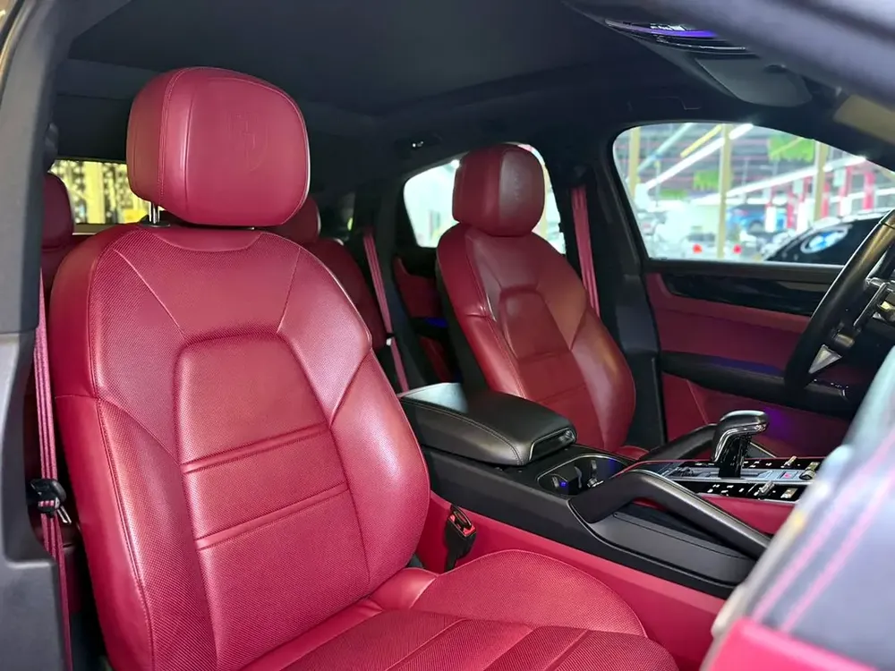 2023 Porsche Cayenne Coupe - GCC Specs - Full service history available - Image 15